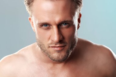 Yakışıklı adam güçlü ve duygusal ayakta