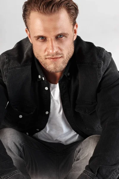 Yakışıklı adam güçlü ve duygusal ayakta