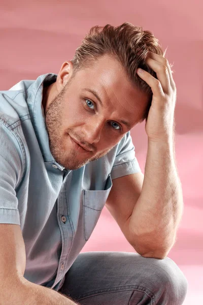 Yakışıklı adam güçlü ve duygusal ayakta