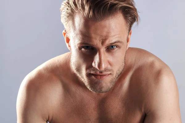 Yakışıklı adam güçlü ve duygusal ayakta