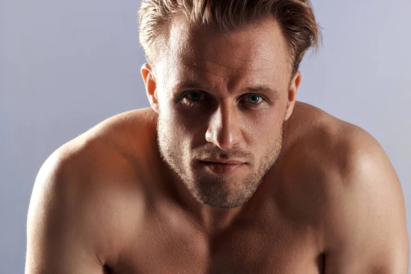 Yakışıklı adam güçlü ve duygusal ayakta