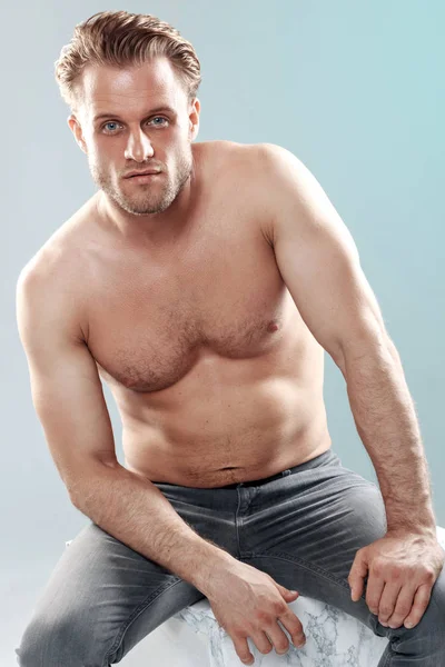 Yakışıklı adam güçlü ve duygusal ayakta