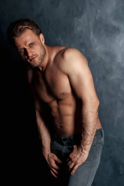 Yakışıklı adam güçlü ve duygusal ayakta