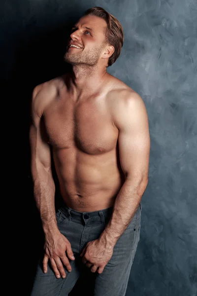 Yakışıklı adam güçlü ve duygusal ayakta