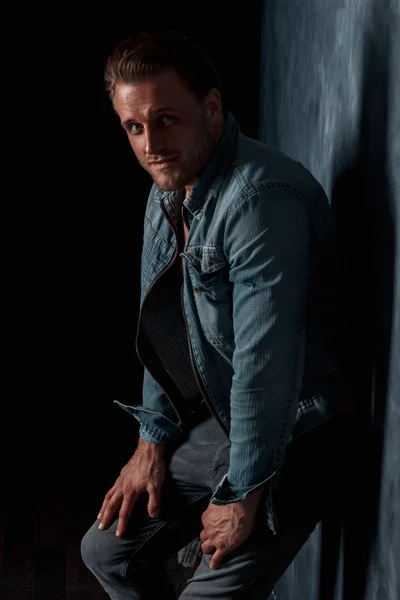 Yakışıklı adam güçlü ve duygusal ayakta