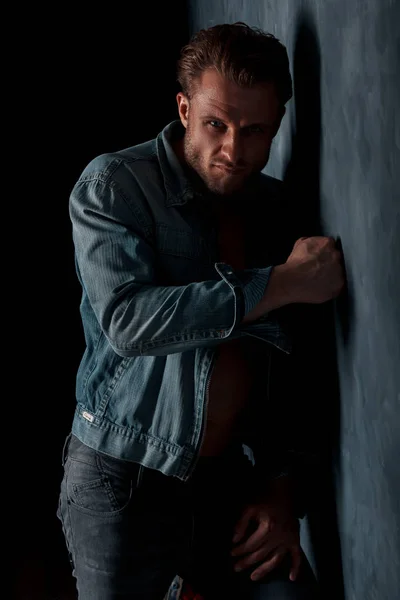 Yakışıklı adam güçlü ve duygusal ayakta