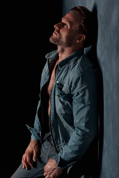 Yakışıklı adam güçlü ve duygusal ayakta