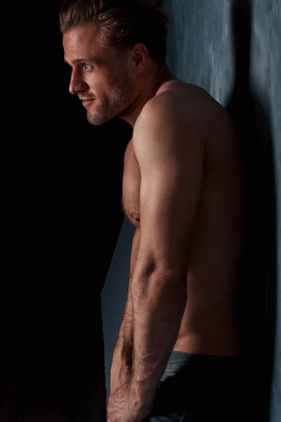 Yakışıklı adam güçlü ve duygusal ayakta