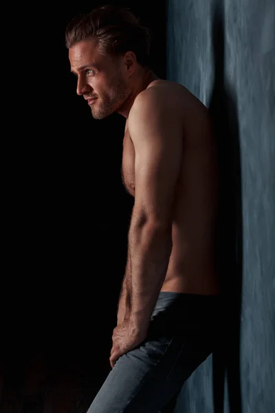 Yakışıklı adam güçlü ve duygusal ayakta