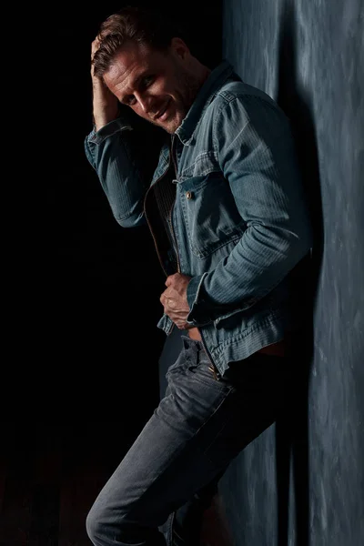 Yakışıklı adam güçlü ve duygusal ayakta