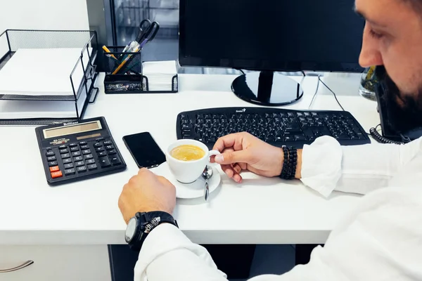 Empresário sentado atrás de papéis e computadores — Fotografia de Stock