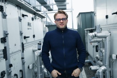 Çatıda çalışan yakışıklı genç işadamı