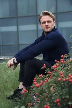 Çatıda çalışan yakışıklı genç işadamı