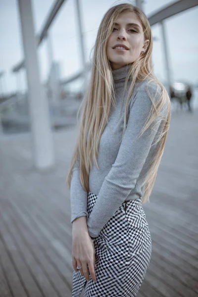 Menina Bonita Praia Cidade Alimenta Gaivotas — Fotografia de Stock