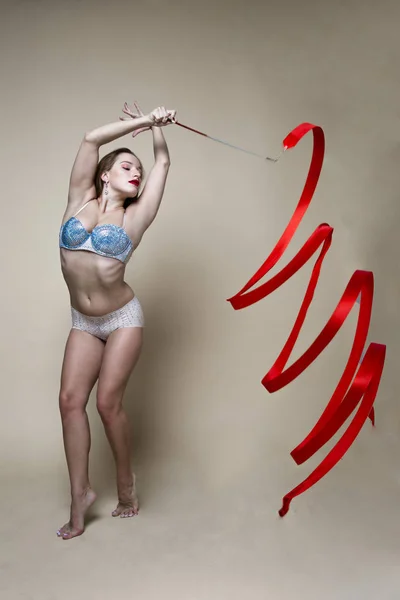 Stüdyoda Kırmızı Kurdeleli Esnek Bir Jimnastikçi — Stok fotoğraf