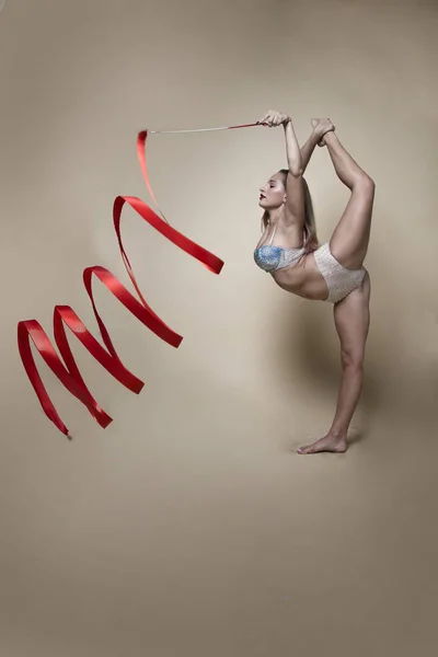 Stüdyoda Kırmızı Kurdeleli Esnek Bir Jimnastikçi — Stok fotoğraf