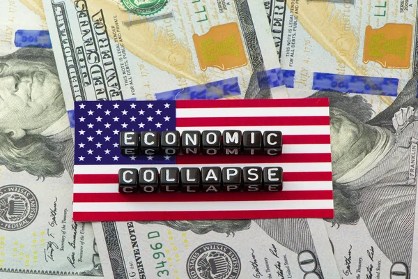 Kollapsen av den amerikanska finansiella systemet på dollar bakgrund — Stockfoto