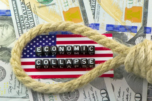 Kollapsen av den amerikanska ekonomin på dollarn bakgrunden — Stockfoto