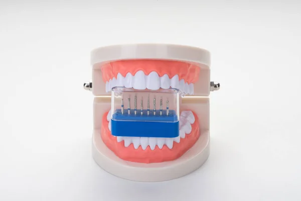Tandlægebehandling på hvid baggrund - Stock-foto