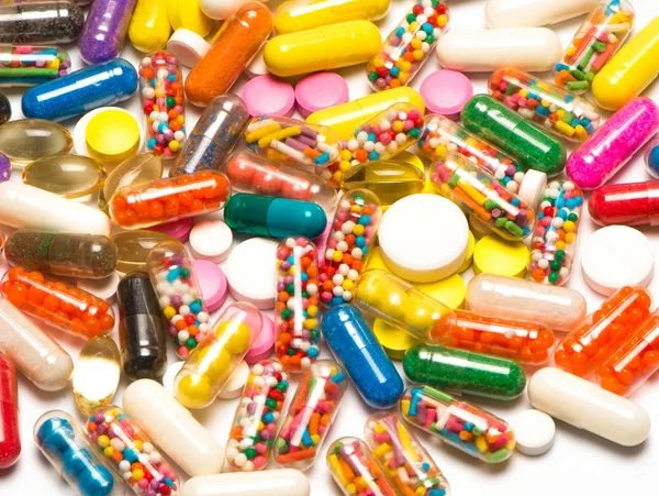 Veel pillen op een witte achtergrond — Stockfoto