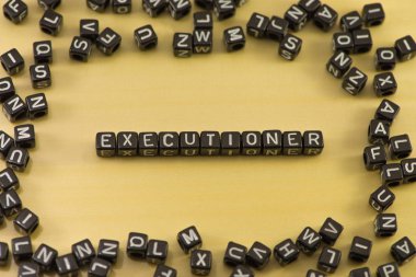 Ahşap arka plan üzerinde kelime Cellat