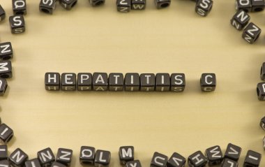 Hepatit C kelime ahşap arka plan üzerinde