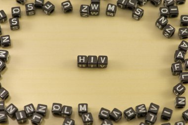 Ahşap arka plan üzerinde kelime HIV