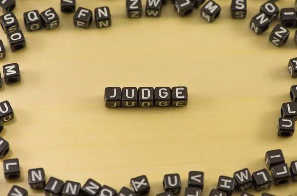 A palavra juiz sobre fundo de madeira — Fotografia de Stock