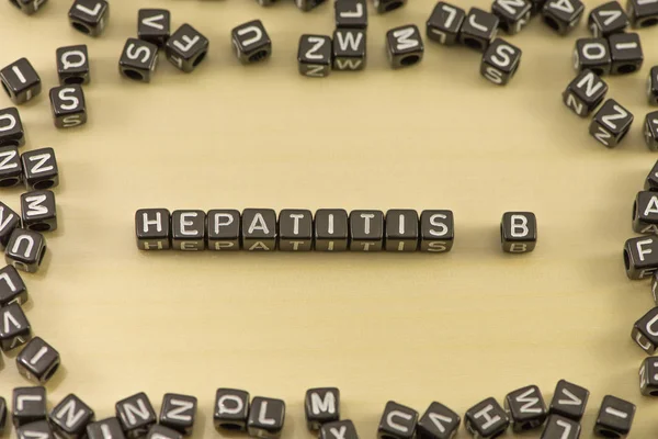 Hepatit B kelime ahşap arka plan üzerinde