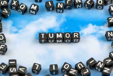 Gökyüzü arka plan üzerinde kelime tümör