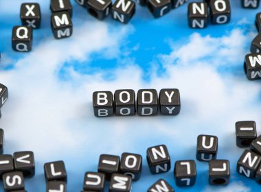 Gökyüzü arka plan üzerinde kelime vücut