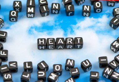 Gökyüzü arka plan üzerinde kelime kalp