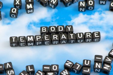 Gökyüzü arka plan üzerinde kelime vücut ısısı