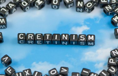 Gökyüzü arka plan üzerinde kelime kretinizm