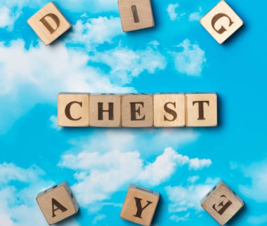 Gökyüzü arka plan üzerinde kelime göğüs