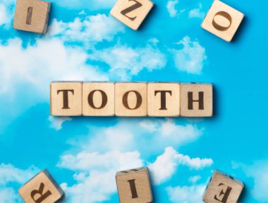 Gökyüzü arka plan üzerinde kelime diş