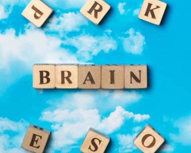 Gökyüzü arka plan üzerinde kelime beyin