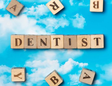 Gökyüzü arka plan üzerinde kelime diş hekimi