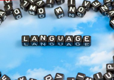 Gökyüzü arka plan üzerinde kelime dil