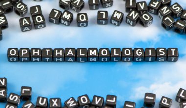 Gökyüzü arka plan üzerinde kelime göz doktoru