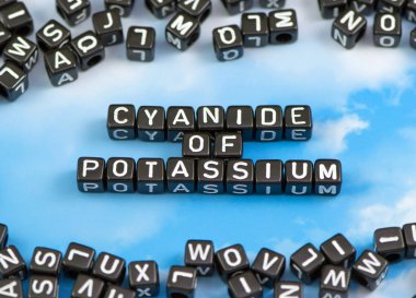 Potasyum gökyüzü arka plan üzerinde kelime siyanür