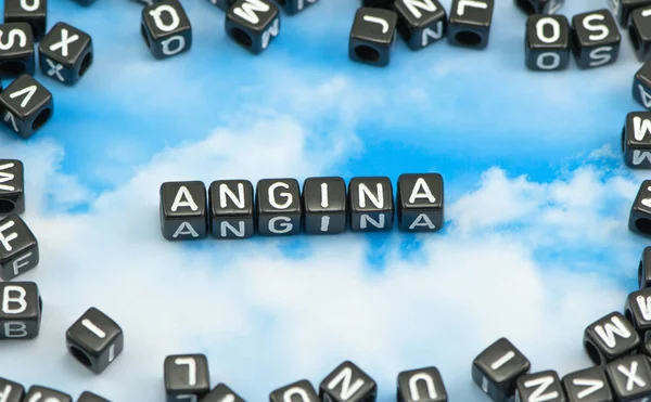 Słowo Angina na tle nieba — Zdjęcie stockowe