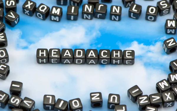 Слово Headache утром на фоне неба — стоковое фото