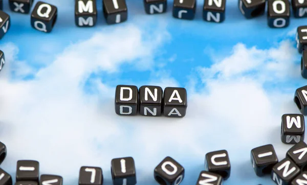 A palavra DNA no fundo do céu — Fotografia de Stock