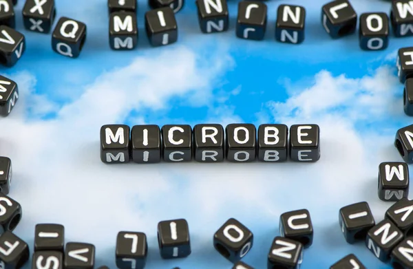La palabra microbio en el fondo del cielo —  Fotos de Stock