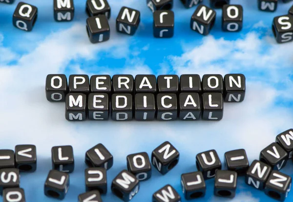 Operacja słowo medycznych na tle nieba — Zdjęcie stockowe