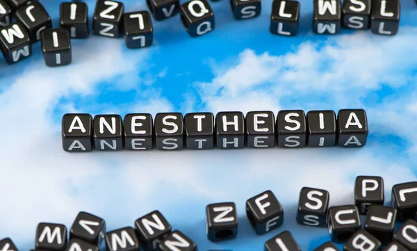 Слово "анестезия" на фоне неба — стоковое фото