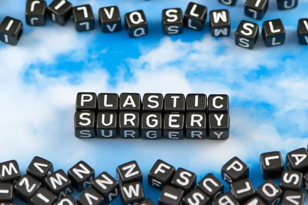 Слово Пластическая хирургия на фоне неба — стоковое фото