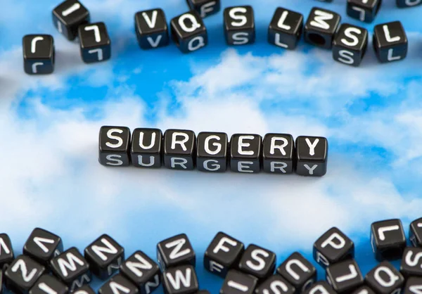 Chirurgia słowo na tle nieba — Zdjęcie stockowe