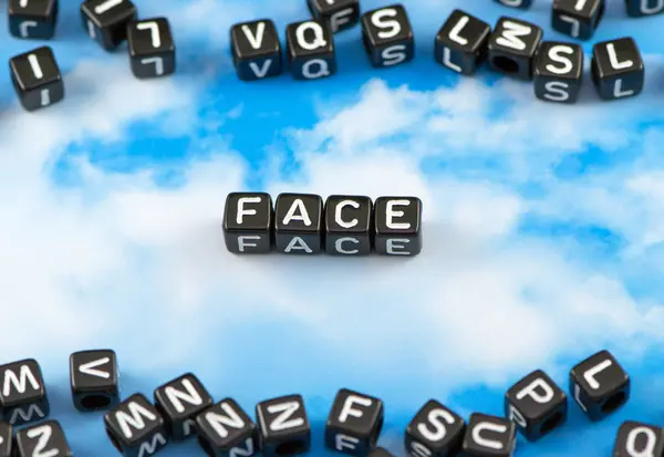 Slovo tvář na obloze na pozadí — Stock fotografie